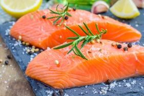 Filete de salmón en la dieta de un hombre con libido reducida.
