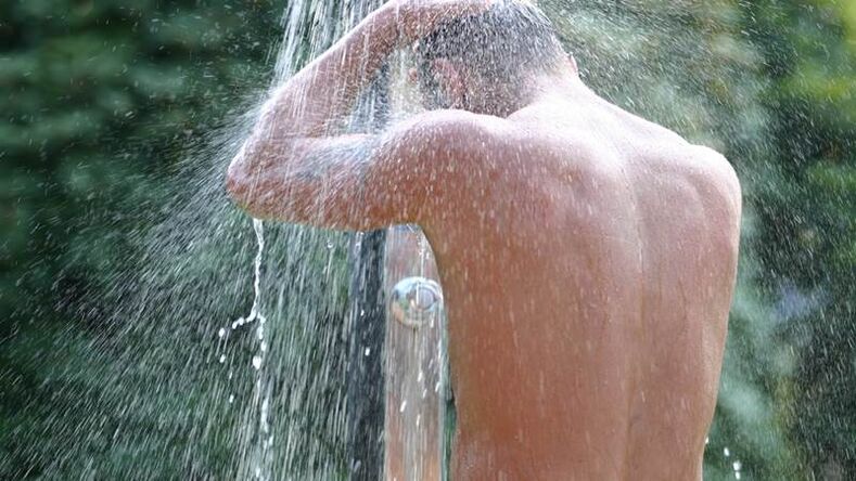 Una ducha de contraste ayudará a animar a un hombre y aumentar la potencia. 