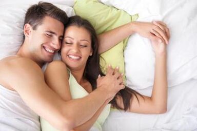 Chicos y chicas felices en la cama